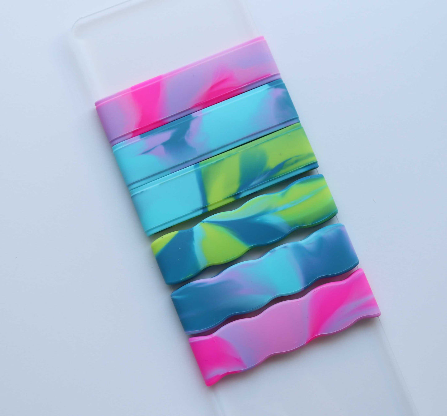Colourful tie-dye bottle band colour options
