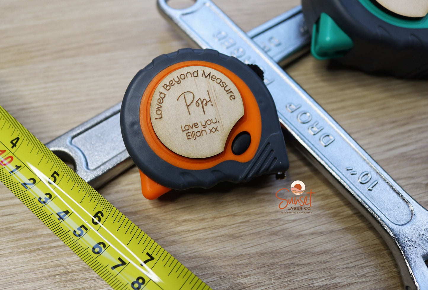Gift for the handyman – engraved tape measure with rubber grip