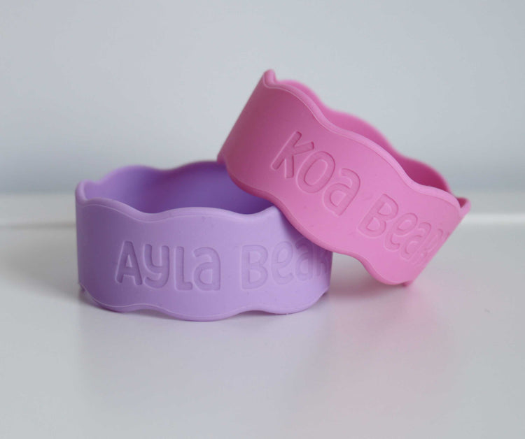 Personalised silicone bottle band – wavy style with name engraving

